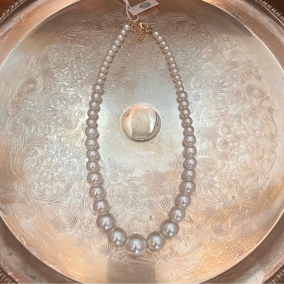 🏷️ Strand Of Faux Pearls Necklace - Picture 4 of 5